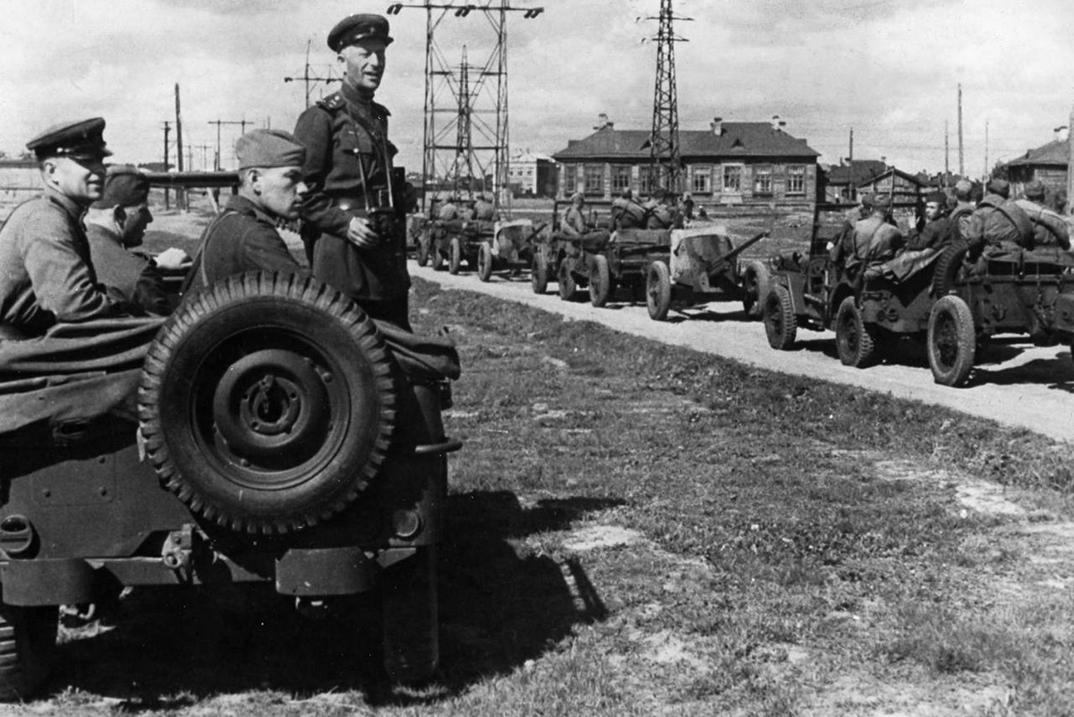 Và, ở một khía cạnh nào đó, sự trợ giúp mà đất nước nghèo nàn và thưa thớt này dành cho Liên Xô lúc đó, thậm chí còn ngang bằng với khoản viện trợ từ một cường quốc là Hoa Kỳ cung cấp theo chương trình Lend-Lease.