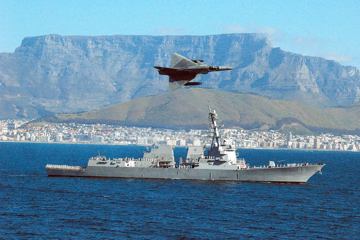 Tuy nhiên, con tàu này sở hữu một kích thước lớn hơn so với tàu USS Donald Cook kể trên, tàu khu trục USS Forrest Sherman sở hữu tải trọng choán nước đạt tối đa 9 tấn toàn tải, còn tàu USS Donald Cook chỉ có hơn 8,6 tấn. Nguồn ảnh: Wikimedia.