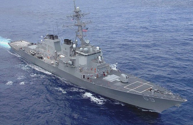 Ngoài ra, trên chiếc khu trục hạm tên lửa USS Donald Cook này còn có sự xuất hiện của nhiều loại hoả lực khác nhau, bao gồm ống phóng được trang bị tiêu chuẩn cho tới tối đa 96 tên lửa, bao gồm cả loại tên lửa chống hạm Harpoon nổi tiếng của Mỹ. Nguồn ảnh: vitali.