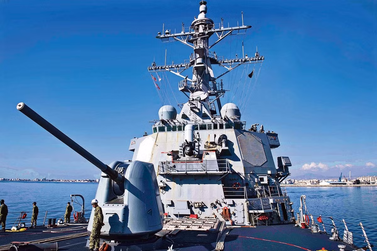 Cùng với đó, tàu khu trục USS Donald Cook còn được trang bị khẩu đại liên Mark 45 5/54, 2 khẩu súng máy cỡ nòng 25mm, và tới 4 khẩu pháo cỡ nòng 12,7mm. Và chắc chắn không thể thiếu đi sự xuất hiện của hệ thống Phalanx CIWS cùng các ống phóng ngư lôi tiêu chuẩn cho dòng ngư lôi Mk 32. Nguồn ảnh; The Times.