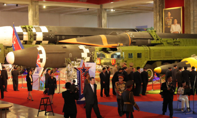 Điểm nhấn trong triển lãm lần này, phải nói tới khu trưng bày tên lửa đạn đạo tầm xa và phóng từ tàu ngầm, với các mẫu tên lửa đạn đạo xuyên lục địa (ICBM) Hwasong-12, Hwasong-17, Pukguksong-5 và tên lửa siêu vượt âm Hwasong-8, đánh dấu lần đầu tiên nước này công khai hình ảnh của loại vũ khí mới được phóng thử hồi tháng trước.