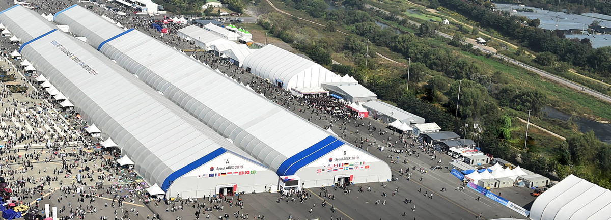 "Những khoản tăng ngân sách quốc phòng nhằm đối phó chương trình hạt nhân Triều Tiên cũng khiến các nhà cung cấp vũ khí hứng thú với sự kiện", công ty này cho hay. Chính phủ Hàn Quốc gần đây thông qua hàng loạt đợt tăng chi phí quân sự, với ngân sách 47,6 tỷ USD cho năm 2022, tăng 4,5% so với một năm trước.