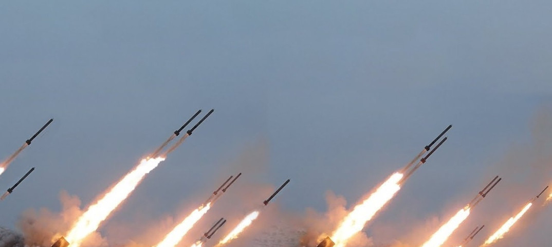 Mỗi hệ thống pháo phản lực BM-30 của Nga được trang bị các hệ thống cảm biến, tính toán và dẫn đường đầu đạn hiện đại, cung cấp cơ sở cho các pháo phản lực BM-30 có thể hoạt động nhanh, mạnh, và chính xác đến mức có thể diệt tăng địch bằng loạt đạn tầm xa tới tối đa 90km, ăn đứt tầm bắn của BM-21 Ukraine sở hữu. Nguồn ảnh: VK.