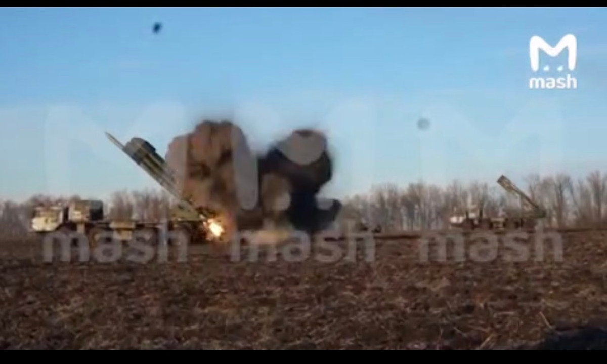 Còn về phía Nga, Quân đội Nga cũng ngay lập tức mang hệ thống pháo phản lực BM-30 Smerch ra đáp trả Ukraine, hiện đã được thấy sự hiện diện của hệ thống này tại khu vực Kharkov theo chia sẻ của truyền thông địa phương tại Ukraine. Nguồn ảnh; Mash.