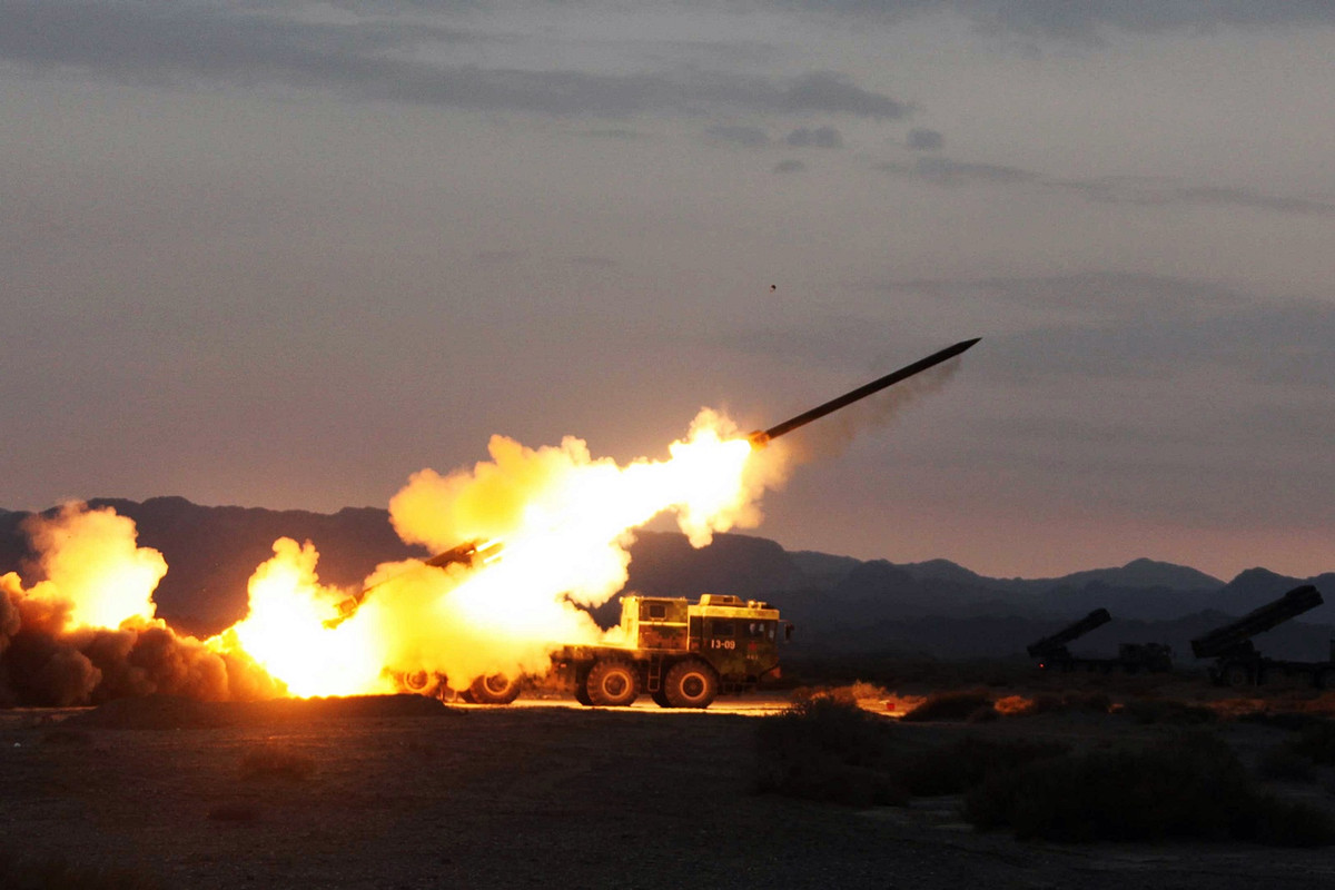 Còn với các loại đạn khác được phóng từ hệ thống pháo phản lực BM-30, thì mỗi loại đều yêu cầu tầm bắn tối thiểu phải đạt được 20km, chính vì vậy nếu như bị quân địch áp sát, BM-30 sẽ hoàn toàn không thể bắn trúng đích được, vì cơ cấu đạn của BM-30 sử dụng nhiên liệu rắn, phải đốt hết mới có thể rơi trúng đích. Nguồn ảnh: bemil.chosun.com.