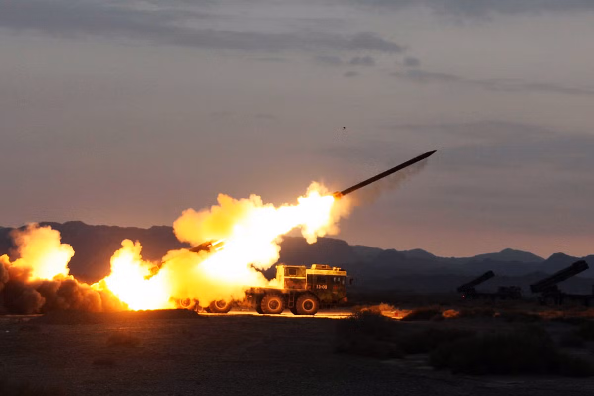 Còn với các loại đạn khác được phóng từ hệ thống pháo phản lực BM-30, thì mỗi loại đều yêu cầu tầm bắn tối thiểu phải đạt được 20km, chính vì vậy nếu như bị quân địch áp sát, BM-30 sẽ hoàn toàn không thể bắn trúng đích được, vì cơ cấu đạn của BM-30 sử dụng nhiên liệu rắn, phải đốt hết mới có thể rơi trúng đích. Nguồn ảnh: bemil.chosun.com.