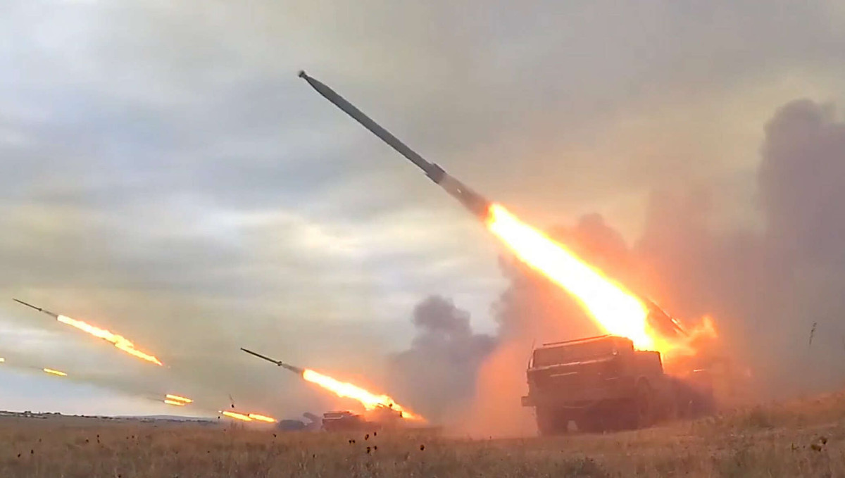 Tuy nhiên nếu như ở tầm xa phù hợp với tầm bắn hiệu quả của BM-30, mỗi tiểu đoàn pháo phản lực BM-30 của Nga có thể dễ dàng toạ nên đợt nổ lớn trên diện rộng, với mỗi tiểu đoàn bao gồm 4 hệ thống BM-30 có thể phóng đi loạt 48 quả đạn trong 10-20 giây với mỗi đầu đạn đều mang sức công phá lớn. Nguồn ảnh: Sputnik.