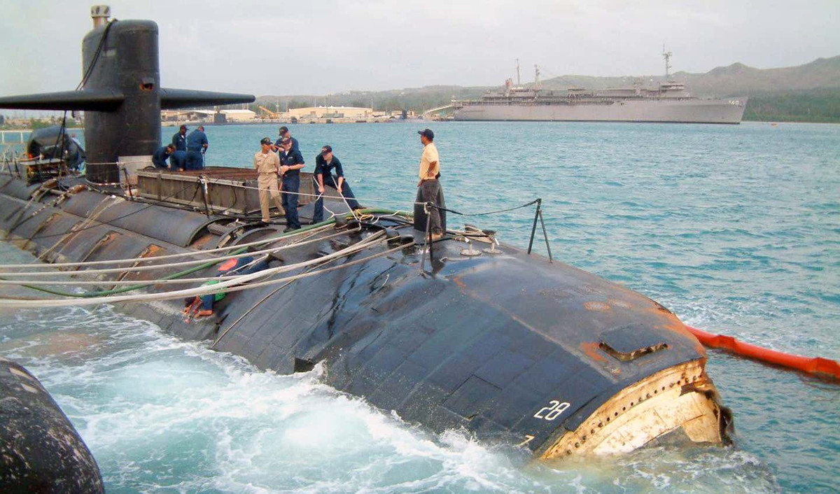 Quyền Thứ trưởng Hải quân Mỹ, phụ trách nghiên cứu, phát triển và mua sắm, Jay Stefany đã cảnh báo, việc sửa chữa USS Connecticut ở nhà máy thuộc sở hữu chính phủ sẽ dẫn tới tình trạng rối loạn, gián đoạn toàn bộ công việc, do các cơ sở này đang quá tải với sửa chữa tàu ngầm hạt nhân mang tên lửa đạn đạo và tàu sân bay.