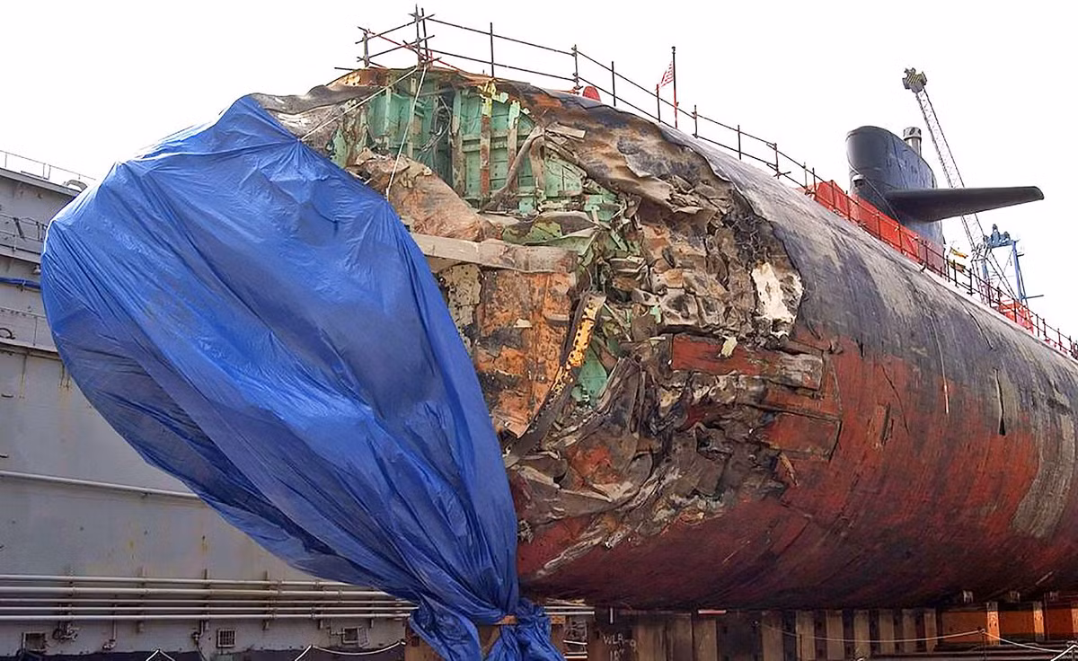 Một chuyên gia quân sự ở Macau, Trung Quốc, ông Antony Wong, cũng nếu quan điểm, “chỉ có mũi tàu hư hỏng, trong khi đài chỉ huy và thân tàu không có dấu hiệu bị nứt. Gần như chắc chắn USS Connecticut đã đâm trực diện với thứ gì đó, khiến phần mũi hỏng nặng và ảnh hưởng tới sonar. Con tàu về cơ bản đã bị mù khi lặn và phải nhanh chóng đình chỉ nhiệm vụ".