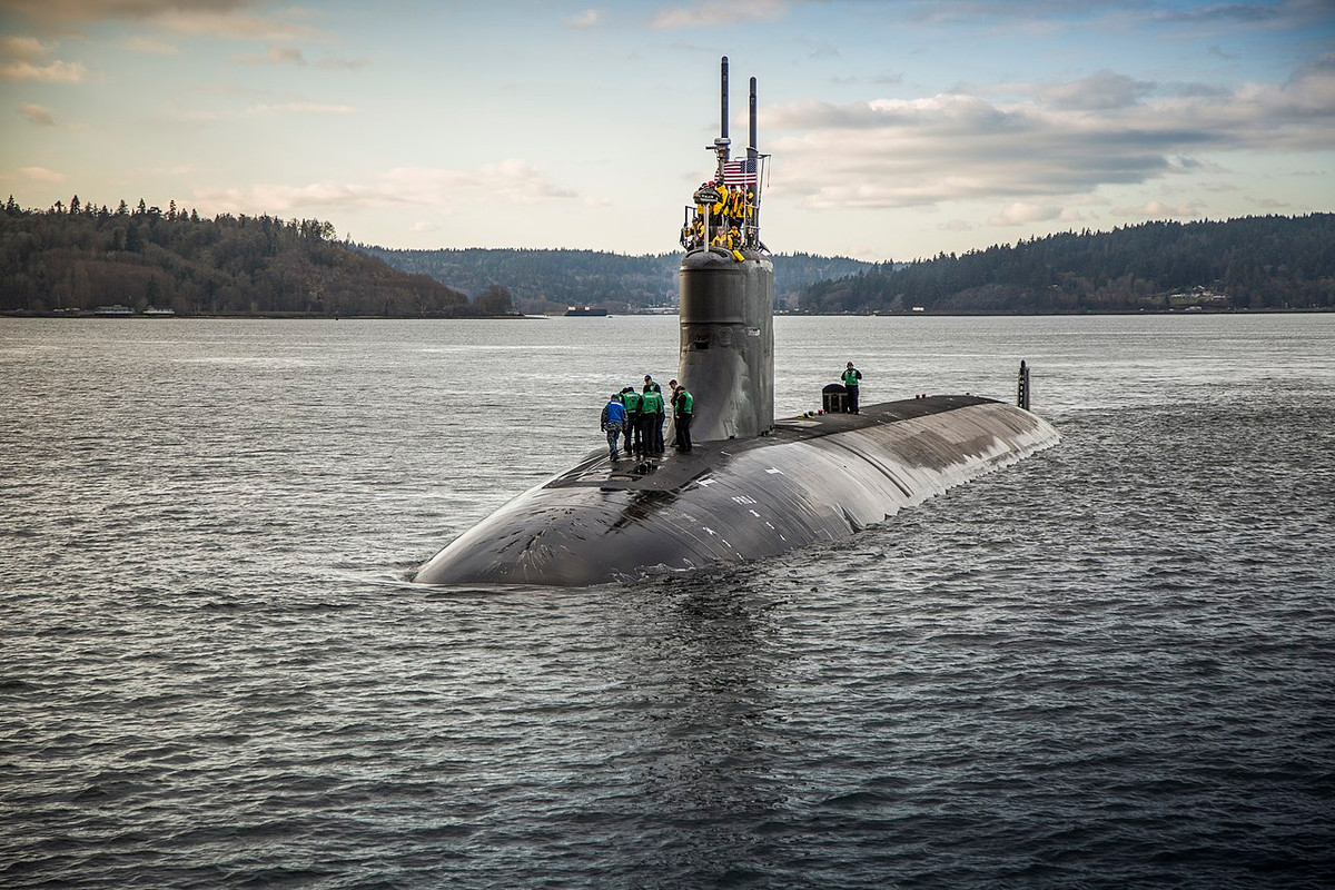 Còn về tàu ngầm USS Connecticut (SSN-22) của Mỹ, đây là một trong ba chiếc tàu ngầm hạt nhân lớp Seawolf, loại tàu ngầm đắt nhất của Mỹ và tính cả trên thế giới. Chi phí của các tàu ngầm này ước tính lên tới 8.5 tỷ USD/ chiếc.