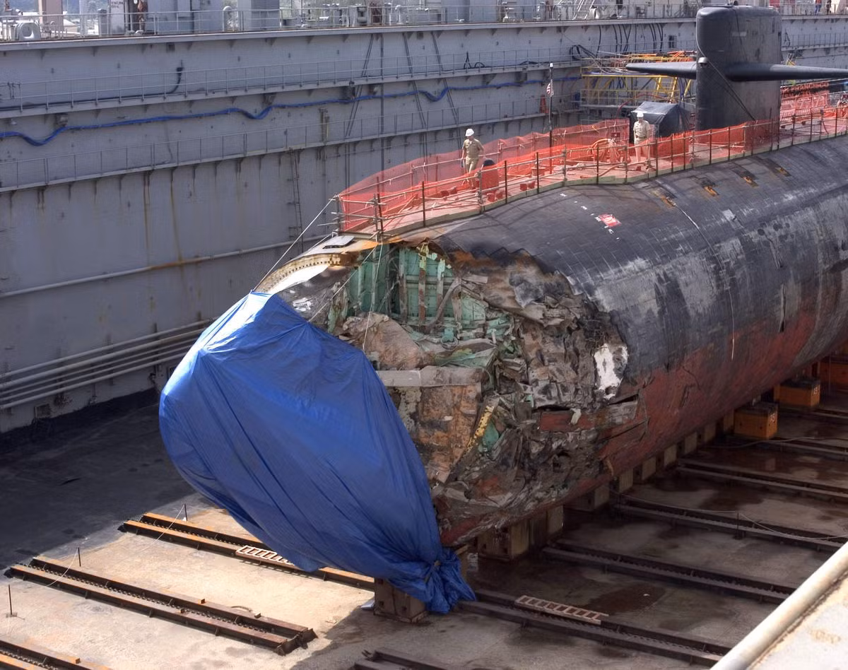 Hải quân Mỹ đang mở hai cuộc điều tra liên quan vụ va chạm, cho biết lò phản ứng hạt nhân và không gian bên trong tàu ngầm Connecticut "làm đủ công năng và không bị ảnh hưởng". Hai quan chức Quốc phòng Mỹ ngày 27/10 cũng cho biết, USS Connecticut đã bị hỏng bể dằn phía trước mũi.