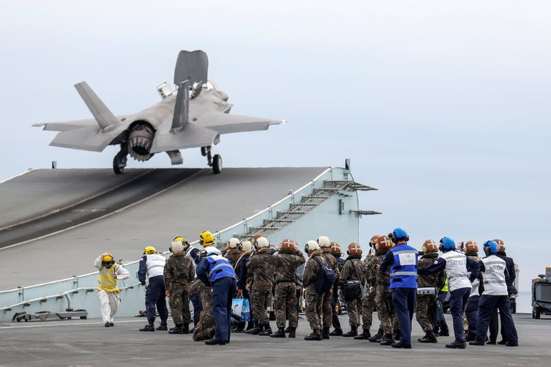 Như đã biết, nó được triển khai với các cánh máy bay chiến đấu thế hệ thứ 5 F-35B của Mỹ, đây là cánh máy bay chiến đấu lớn nhất từng được đưa lên bất kỳ con tàu nào, các máy bay này thuộc hàng ngũ của 2 phi đội thuộc Anh – Mỹ trên tàu.