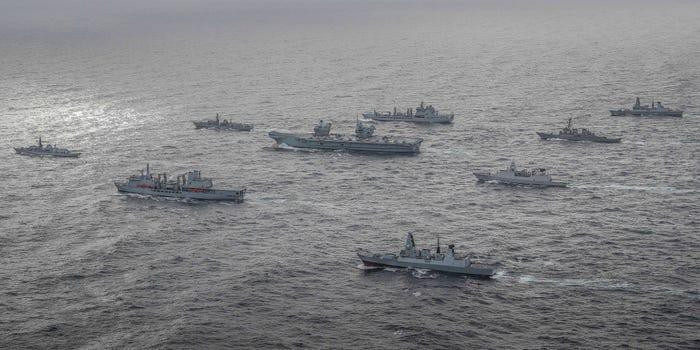 Lực lượng này bao gồm cả tàu ngầm hạt nhân HMS Artful của Anh, khinh hạm chiến đấu HNLMS Evertsen của Hải quân Hà Lan, và cả khu trục hạm USS The Sullivans của Hải quân Mỹ trong chiến dịch dài 28 tuần này, tới 40 quốc gia thuộc châu Âu, Thái Bình Dương và Trung Đông.