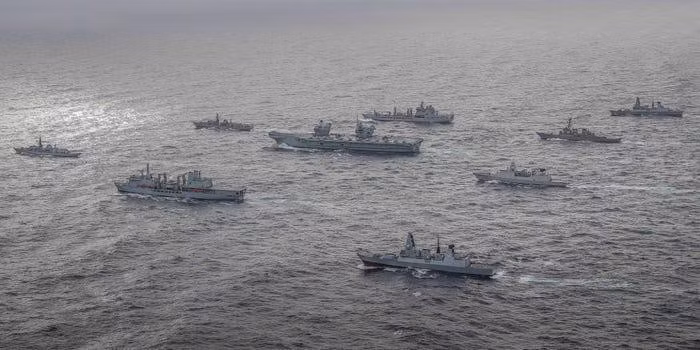 Lực lượng này bao gồm cả tàu ngầm hạt nhân HMS Artful của Anh, khinh hạm chiến đấu HNLMS Evertsen của Hải quân Hà Lan, và cả khu trục hạm USS The Sullivans của Hải quân Mỹ trong chiến dịch dài 28 tuần này, tới 40 quốc gia thuộc châu Âu, Thái Bình Dương và Trung Đông.