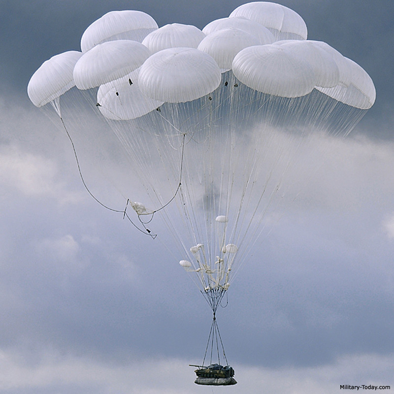 Và với kích thước nhỏ gọn của mình, khối lượng tổng thể chỉ rơi vào 18 tấn với 3 người trong kíp lái, các chiến xa hạng nhẹ Sprut-SDM1 này thậm chí có thể được vận chuyển bằng tàu đổ bộ hay các máy bay vận tải quân sự ra mặt trận một cách dễ dàng. Nguồn ảnh: Military-Today.