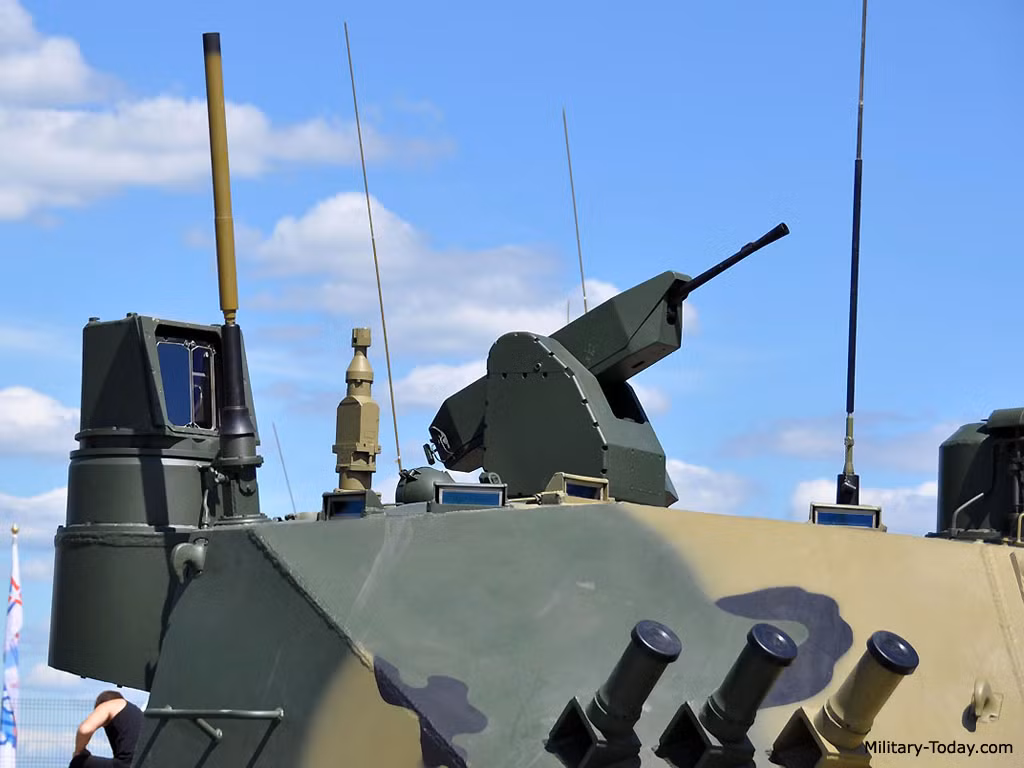 Đồng thời, các xe tăng lội nước Sprut-SDM1 này còn được trang bị thêm 1 khẩu súng máy đồng trục cỡ nòng 7,62mm và một tiểu liên khác cùng cỡ trên mô đun được điều khiển từ xa nhằm năng cao khả năng tác chiến chống bộ binh. Nguồn ảnh: Military-Today.