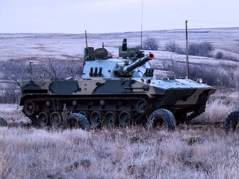 Về độ bền bỉ, các xe tăng Sprut-SDM1 có thể hoạt động bền bỉ 500km liên tục mà không cần tiếp nhiên liệu, với bộ động cơ diesel mạnh mẽ của mình, đạt tốc độ tối đa lên tới 70km/h mặt đường tốt. Nguồn ảnh: Army-Technology.