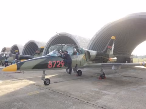 Về lợi ích của Yakovlev Yak-130 mà Việt Nam đã chi một số tiền lớn để mua về, các máy bay này được trang bị bộ động cơ đôi Klimov RD-35 thay vì động cơ đơn của Aero L-39 trước đây, trước hết là đảm bảo mặt an toàn của phương tiện huấn luyện này.
