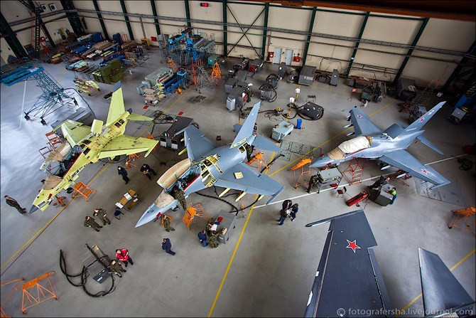 Còn về thiết kế chi tiết, các Yak-130 cũng được thiết kế như những chiến đấu cơ hạng nhẹ, lý tưởng cho chiến trường tại các khu vực rừng núi và nhiều cây cối như ở Đông Nam Á.