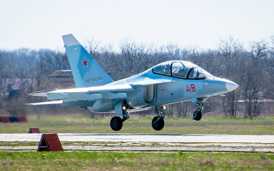 Các máy bay Yak-130 này được thiết kế với chiều dài thân là 11.49m, sải cánh rộng 9.72m và chiều cao là 4.76m. Cùng với đó, các Yak-130 còn có thể mang theo tới 3 tấn tải trọng vũ khí theo mình.