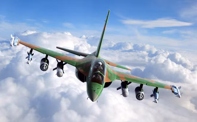 Về phạm vi, Yak-130 mang phạm vi bay đạt tối đa là trên 2.000km với đầy đủ nhiên liệu, trần bay đạt 12.500m, cùng với đó là bán kính chiến đấu trong khoảng tối đa là 555km.