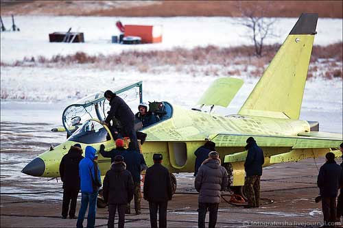 Vào tháng 8/2020, theo một phóng sự được phát sóng trên kênh truyền hình của Nga, về chuyến thăm của Bộ trưởng Bộ Quốc phòng Nga, ông Sergei Shoigu tới nhà máy sản xuất máy bay ở Irkutsk phía Đông Siberia đã cho thấy, có một trong số những chiếc huấn luyện cơ Yak-130 được chuyển giao cho Việt Nam đã lọt khung hình cùng quốc kỳ và nhãn hiệu.