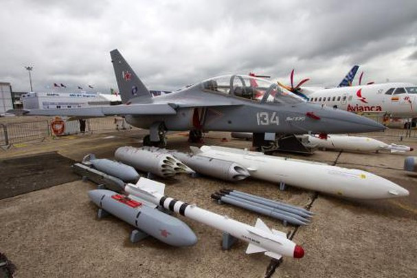 Vũ trang của Yak-130 bao gồm đa dạng các loại tên lửa đa nhiệm, bao gồm các tên lửa không đối không như AIM-9L Sidewinder nổi tiếng, các tên lửa không đối đất như AGM-65 Maverick, cùng với đó là các loại bom thông minh và các rocket không điều khiển, có thể tạo ra các cuộc oanh kích mạnh mẽ.