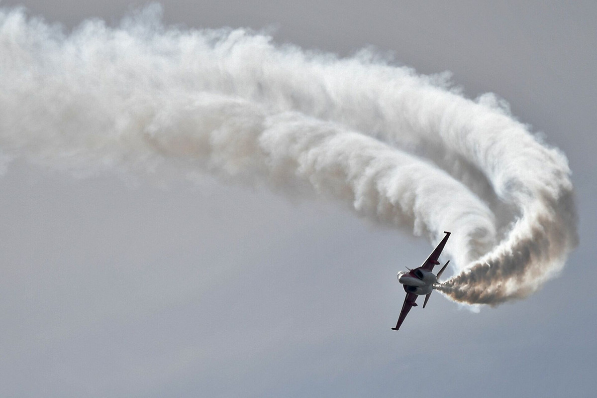 Và vì là một máy bay mang tốc độ cận âm, Yak-130 cho phép mô phỏng đủ các điều kiện của một chuyến bay “siêu thanh”. Hơn nữa, dựa theo các yêu cầu của khách hàng, động cơ của Yak-130 cũng có thể được trang bị các vòi phun véc tơ lực đẩy lệch hướng để bổ sung khả năng cơ động cho máy bay.