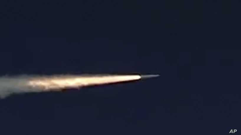 Mỹ và Nga đã dành hàng chục năm nghiên cứu và phát triển các hệ thống siêu thanh và cả 2 nước cũng tiến hành các vụ thử vũ khí loại này trong thời gian gần đây. Dù vậy, Nga và Mỹ chỉ công bố thông tin về các vũ khí siêu thanh tầm trung phóng từ tàu hoặc máy bay và không tấn công từ không gian.