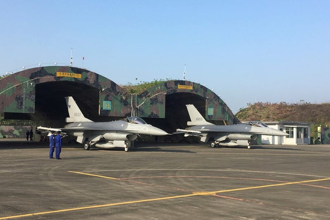 Giới quan sát cho rằng, việc Mỹ đề xuất bán tiêm kích F-16, thay thế cho việc “bùng kèo” F-35 trước đó, là hành động đầy tính "cứu vát tình hình". Đơn giản là vì, chiến đấu cơ F-16 tỏ ra kém cỏi về mọi mặt, so với một tiêm kích thế hệ 5 hiện đại bậc nhất như F-35.