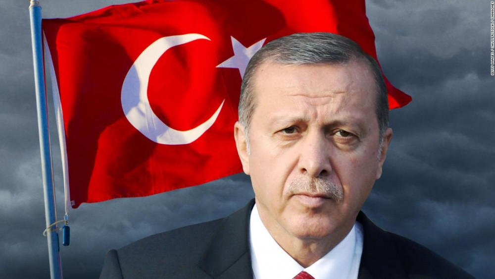 Theo Reuters đưa tin, Tổng thống Thổ Nhĩ Kỳ, ông Tayyip Erdogan ngày 17/10 tiết lộ việc Mỹ đề xuất bán cho Ankara các tiêm kích F-16, sau khi Washington loại bỏ Ankara khỏi chương trình F-35 vì mua tên lửa phòng không S-400 của Nga.