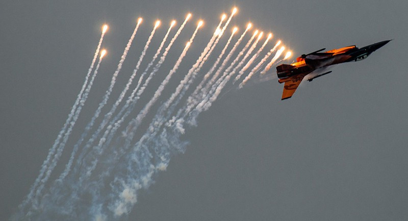 F-16V có thể sử dụng các tên lửa không đối không AIM-9X.Tiêm kích này còn có thể mang theo tên lửa chống bức xạ AGM-88 HARM hoặc bom JDAM để tấn công các cụm radar của đối phương. 