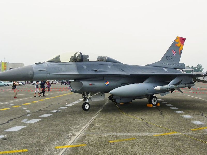 "Có một khoản thanh toán 1,4 tỷ USD chúng tôi đã thực hiện trong chương trình F-35 và Mỹ đã có đề xuất như vậy (mua chiến đấu cơ F-16 của Mỹ thay vì trả lại tiền). Liên quan tới vấn đề này, chúng tôi nói rằng hãy thực hiện bất cứ động thái nào cần thiết để đáp ứng nhu cầu phòng vệ của Thổ Nhĩ Kỳ", ông Erdogan cho biết, và nhấn mạnh các máy bay F-16 sẽ khiến giúp phi đội tiêm kích của nước này mạnh hơn.