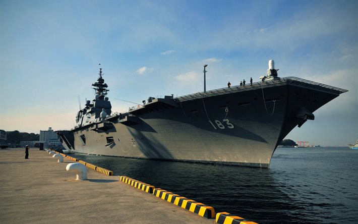 Mặc dù, các tàu chiến lớp Izumo được xem là khá nhỏ để máy bay cánh cố định có thể hoạt động. Điều đáng ngại là Nhật Bản chưa hề vận hành máy bay cánh cố định trên tàu kể từ thời Thế chiến II và cần phải huấn luyện phi công, đội ngũ phục vụ mặt boong, đội duy tu bảo trì để xử lý các thách thức đặc thù của việc vận hành tàu sân bay.