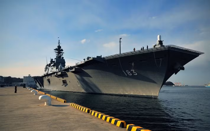 Mặc dù, các tàu chiến lớp Izumo được xem là khá nhỏ để máy bay cánh cố định có thể hoạt động. Điều đáng ngại là Nhật Bản chưa hề vận hành máy bay cánh cố định trên tàu kể từ thời Thế chiến II và cần phải huấn luyện phi công, đội ngũ phục vụ mặt boong, đội duy tu bảo trì để xử lý các thách thức đặc thù của việc vận hành tàu sân bay.