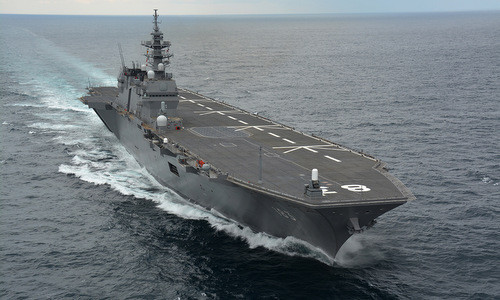 Tàu Izumo dài 248m, lườn ngang rộng 38m và có lượng choán nước là 27.000 tấn khi đầy tải. Tốc độ của Izumo có thể đạt hơn 30 hải lý/giờ, mang theo được tối đa 28 máy bay. 