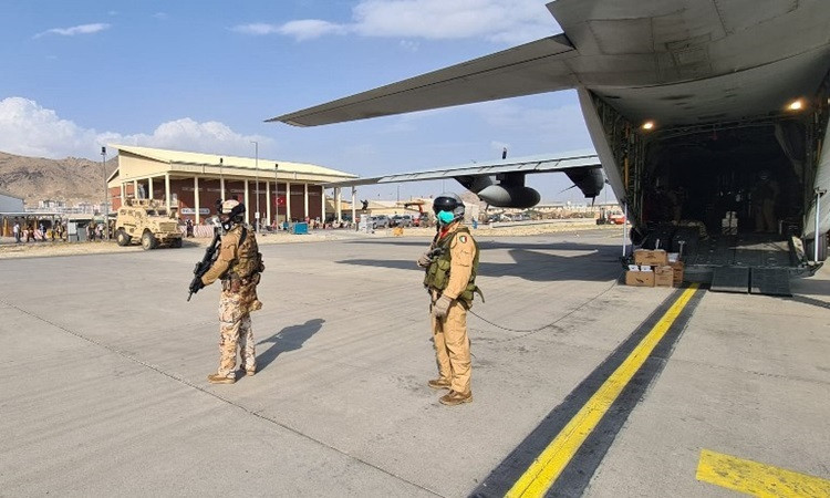 Không quân Italia đã lập ra các vòng bảo vệ, ở vòng ngoài cùng sẽ xuất hiện một khu vực nhận diện phòng không (ADIZ), vùng này sẽ yêu cầu toàn bộ các hoạt động di chuyển trong khu vực này phải nộp kế hoạch bay ít nhất là trước 2 giờ hoặc hoạt động theo đúng chỉ định, phân công.