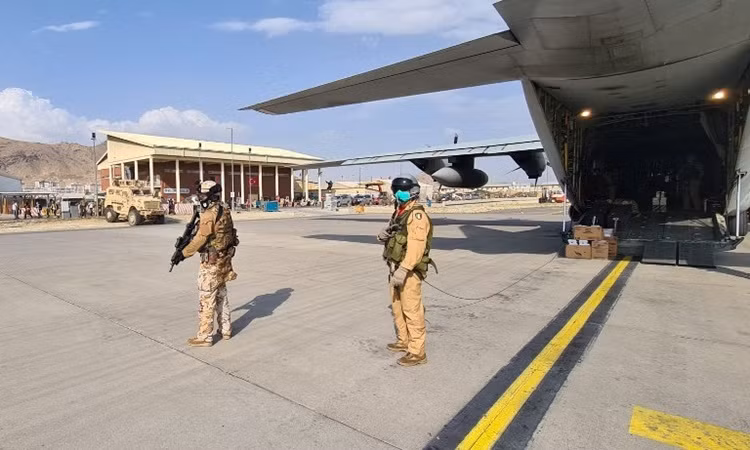 Không quân Italia đã lập ra các vòng bảo vệ, ở vòng ngoài cùng sẽ xuất hiện một khu vực nhận diện phòng không (ADIZ), vùng này sẽ yêu cầu toàn bộ các hoạt động di chuyển trong khu vực này phải nộp kế hoạch bay ít nhất là trước 2 giờ hoặc hoạt động theo đúng chỉ định, phân công.