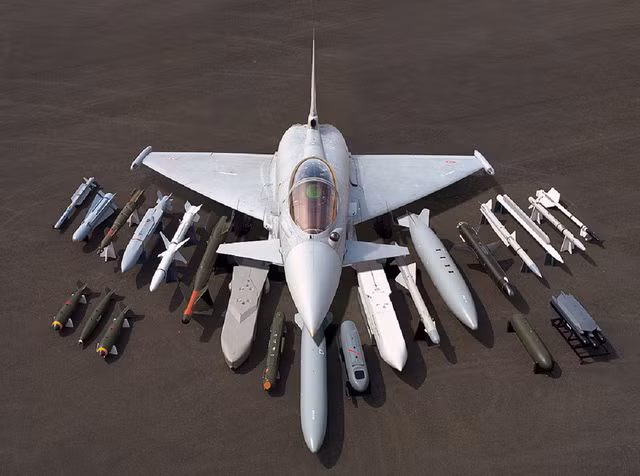 Trên Typhoon có sự xuất hiện của dàn vũ khí hùng hậu, với tổng số 13 điểm cứng, chiến đấu cơ này có thể mang theo nó tới 9 tấn vũ khí đa năng. Sự xuất hiện đầy đủ từ các tên lửa không đối không, tên lửa oanh kích mặt đất, tên lửa chống hạm và các loại bom đa dạng, hiện đại.