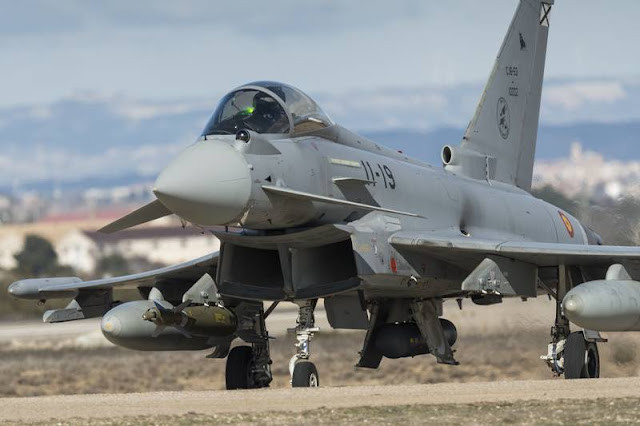 Typhoon là một chiến đấu cơ đa năng được phát triển bởi Eurofighter Jagdflugzeug hướng tới việc chiếm ưu thế trên không, được phát triển từ năm 1994 – nay.