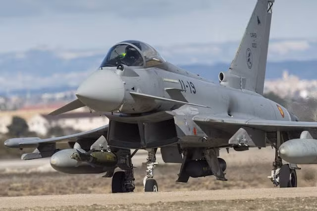 Typhoon là một chiến đấu cơ đa năng được phát triển bởi Eurofighter Jagdflugzeug hướng tới việc chiếm ưu thế trên không, được phát triển từ năm 1994 – nay.