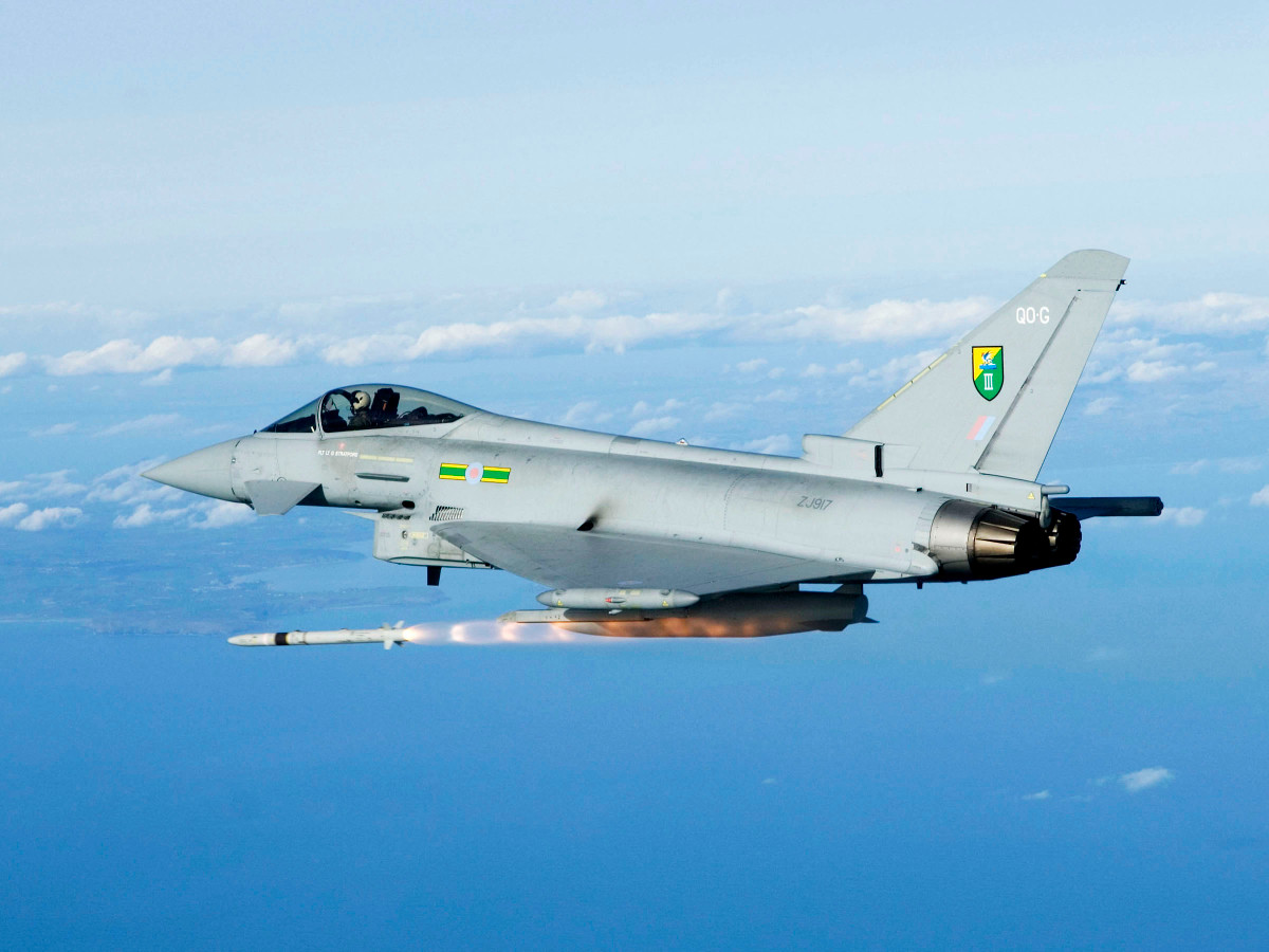 Một số loại tên lửa và bom xuất hiện trên “chiến binh châu Âu” này có thể kể tới các tên lửa như AIM-120 AMRAAM, AIM-9 Sidewinder, AGM-88 HARM, AGM-65 Maverick, Marte ER, Paveway II/III,...