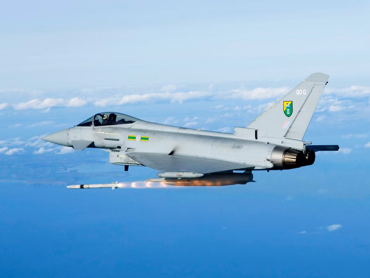 Một số loại tên lửa và bom xuất hiện trên “chiến binh châu Âu” này có thể kể tới các tên lửa như AIM-120 AMRAAM, AIM-9 Sidewinder, AGM-88 HARM, AGM-65 Maverick, Marte ER, Paveway II/III,...