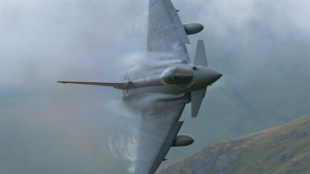 Dù mang theo khối lượng vũ khí khá lớn và có tải trọng cất cánh tối đa là 23.500kg. Song, với sự trang bị của động cơ đôi Eurojet EJ200, Typhoon vẫn có cho mình sự linh hoạt và tốc độ đáng khen khi gia tốc tối đa của nó đạt tới Mach 2.0.