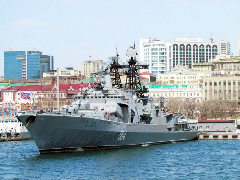 Tributs mang theo mình 300 thủy thủ đoàn cũng như kỹ thuật viên, cùng với đó là lực lượng vũ khí khủng, giúp nó tương thích với nhiều kiểu nhiệm vụ tác chiến khác nhau, chứ không chỉ riêng chống ngầm.