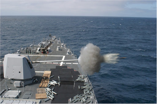 Con tàu khu trục tên lửa này được trang bị cho mình hải pháo Mk 38 cỡ 25mm, súng hải quân Mk 45 mod 4 (hoặc khẩu 62 Caliber) và còn có sự xuất hiện của các khẩu súng máy 12,7mm. Mang lại cho USS Chafee một khả năng tự vệ khá tốt, cũng như hỗ trợ trong việc chinh chiến của nó.