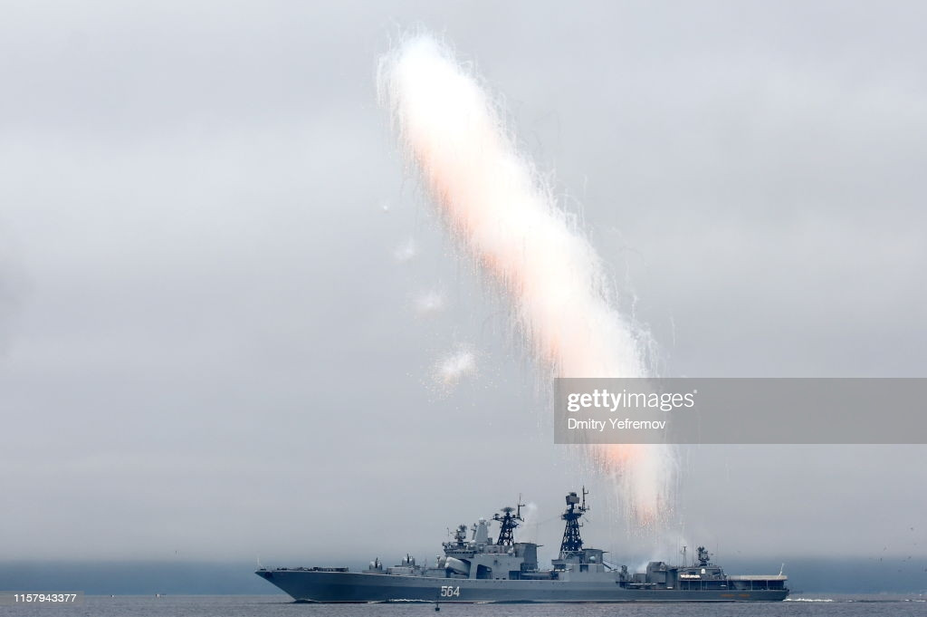 Ngoài ra, để tự vệ và hỗ trợ công tác chinh chiến, Đô Đốc Tributs còn có cho mình 2 khẩu hải pháo 100mm kèm theo 4 khẩu pháo cao tốc AK-630 cỡ nòng 30mm. 