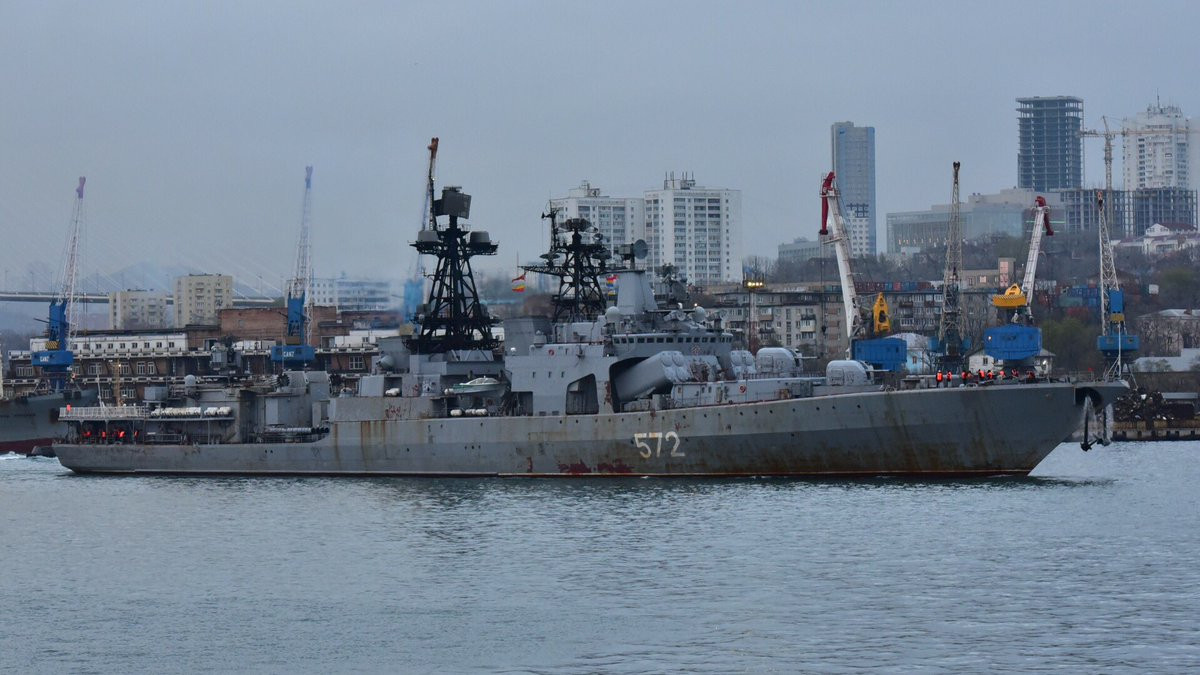 Hệ thống điều khiễn hỏa lực trên con tàu chống ngầm này cũng rất hiện đại, đi kèm đó còn có hệ thống gây nhiễu, đánh chặn và hệ thống mồi nhử. Phạm vi bao quát của con tàu này lên tới 10.500 hải lý.