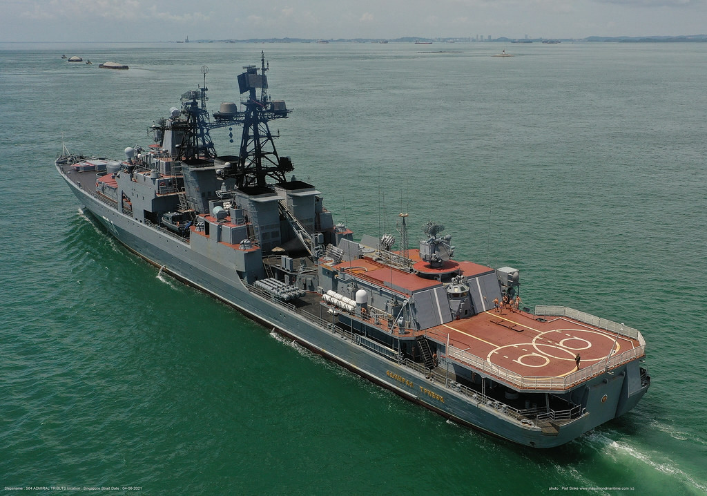 Tàu chiến chống ngầm cỡ lớn, Đô đốc Tributs của Hạm đội Thái Bình Dương đã cảnh báo tàu chiến nước ngoài về việc không thể chấp nhận các hành động như vậy, và rằng nó đang hoạt động trong một khu vực cấm theo khuôn khổ cuộc diễn tập hải quân Nga-Trung 2021, Bộ Quốc phòng Nga chỉ định.