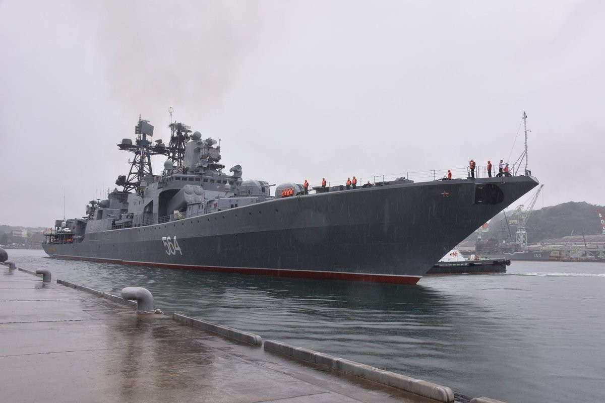 Còn để ngăn chặn con tàu USS Chafeee này, Nga đã sử dụng tới tàu chống ngầm cỡ lớn của Nga, con tàu Đô Đốc Tributs.